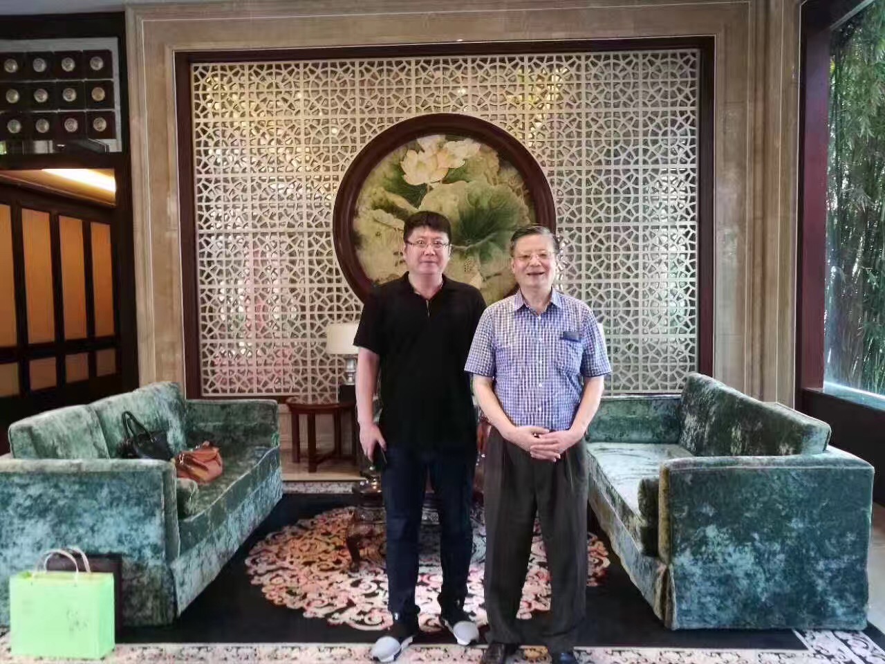 易彩堂集团和国医大师王琦洽谈完毕合影留念