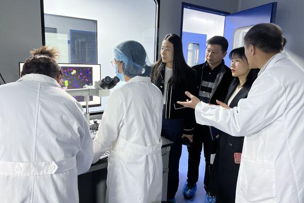 米教授为科协张主席讲解易彩堂生物医疗CTC技术.jpg